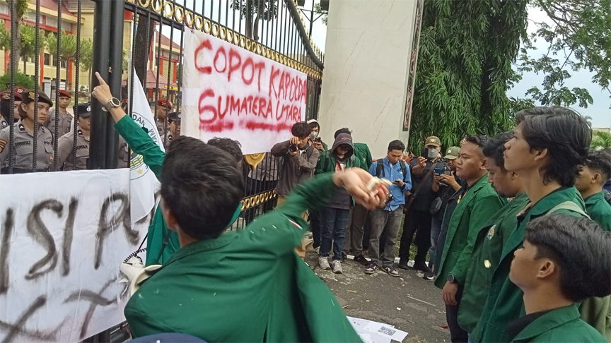 para penghunjuk rasa pasang poster bertuliskan copot Poldasu (Foto Ist/pnc)