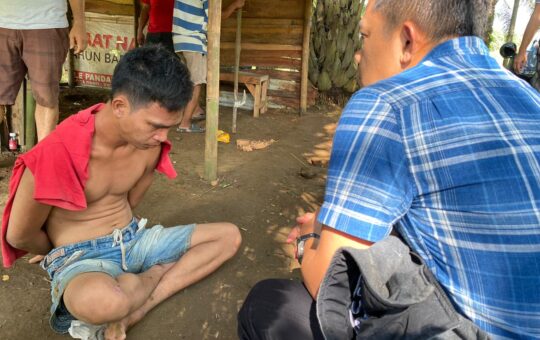 Tersangka sedang diinterogasi polisi (Foto Ist/pnc)