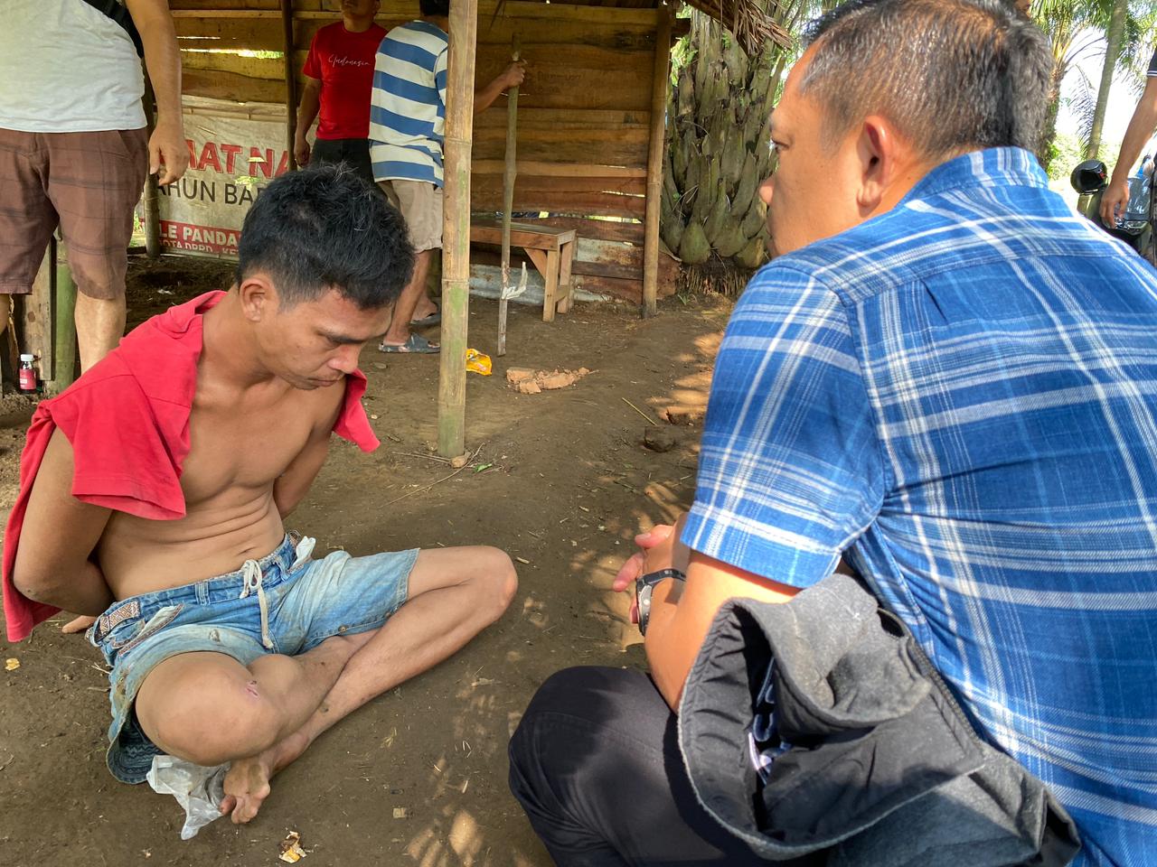 Tersangka sedang diinterogasi polisi (Foto Ist/pnc)